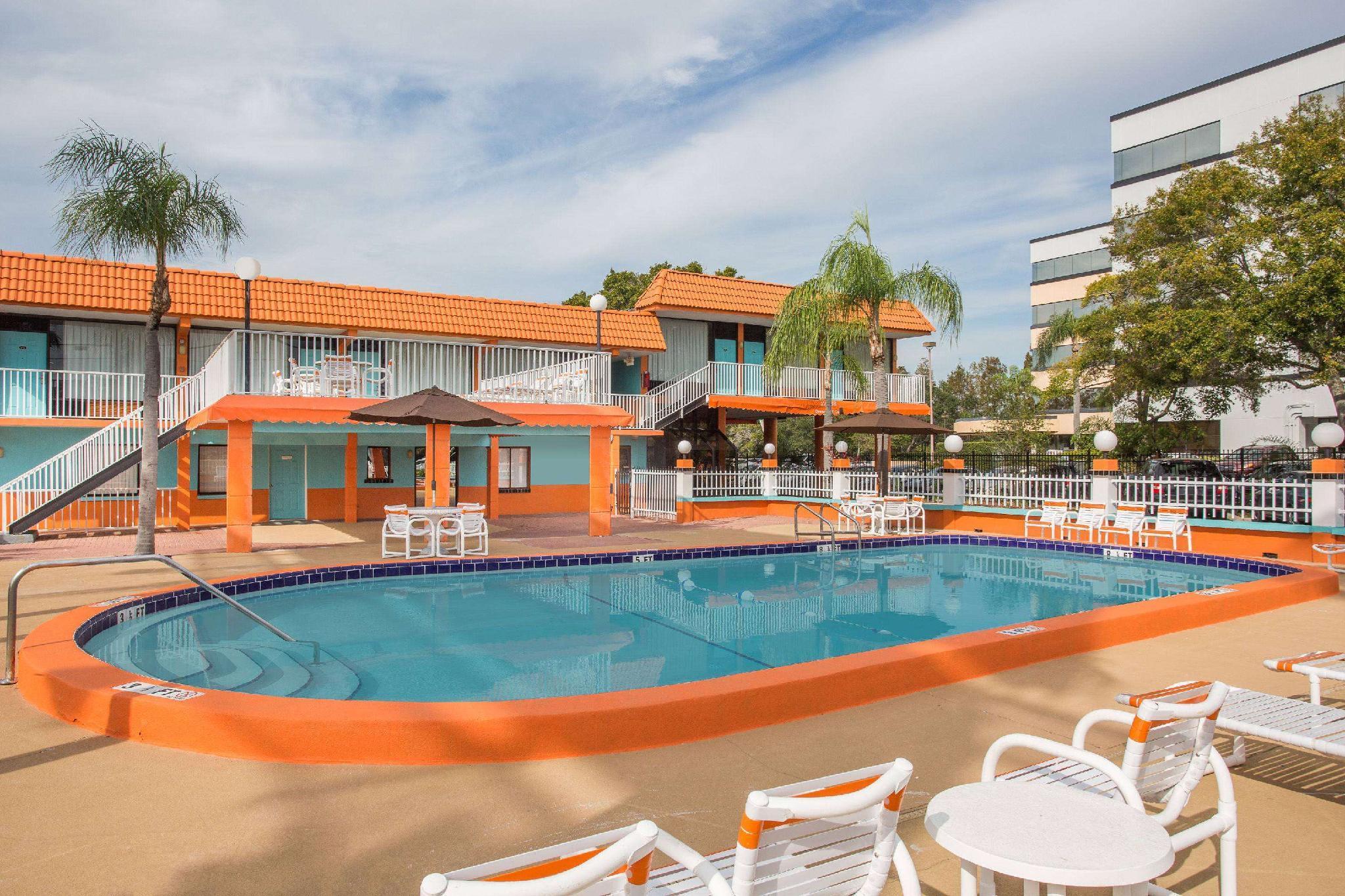 Howard Johnson By Wyndham Clearwater - Dunedin Extérieur photo