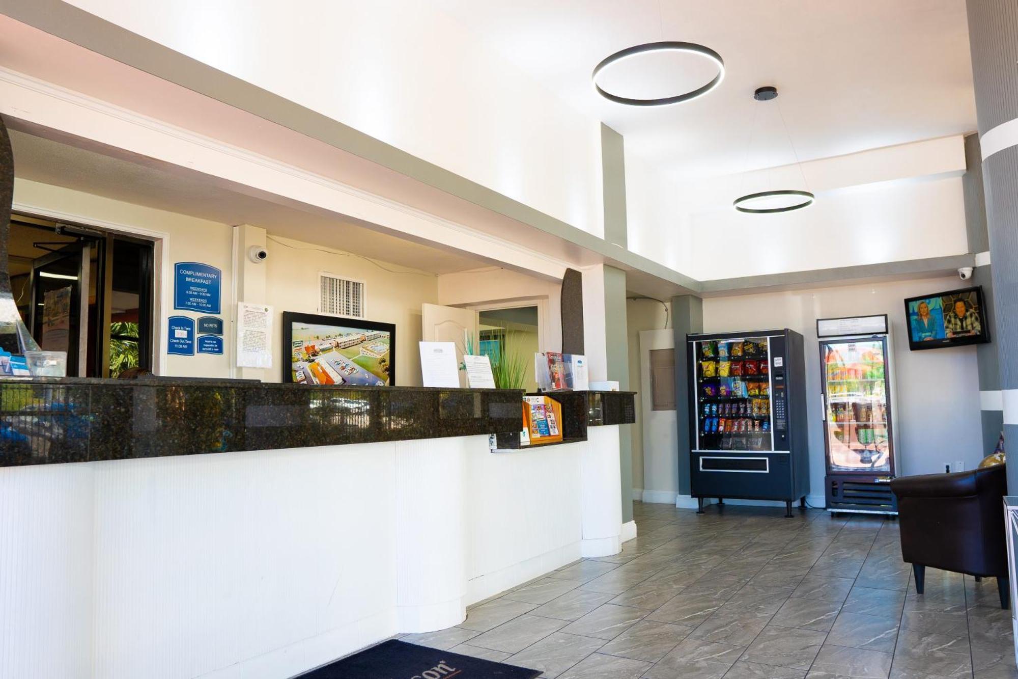 Howard Johnson By Wyndham Clearwater - Dunedin Extérieur photo