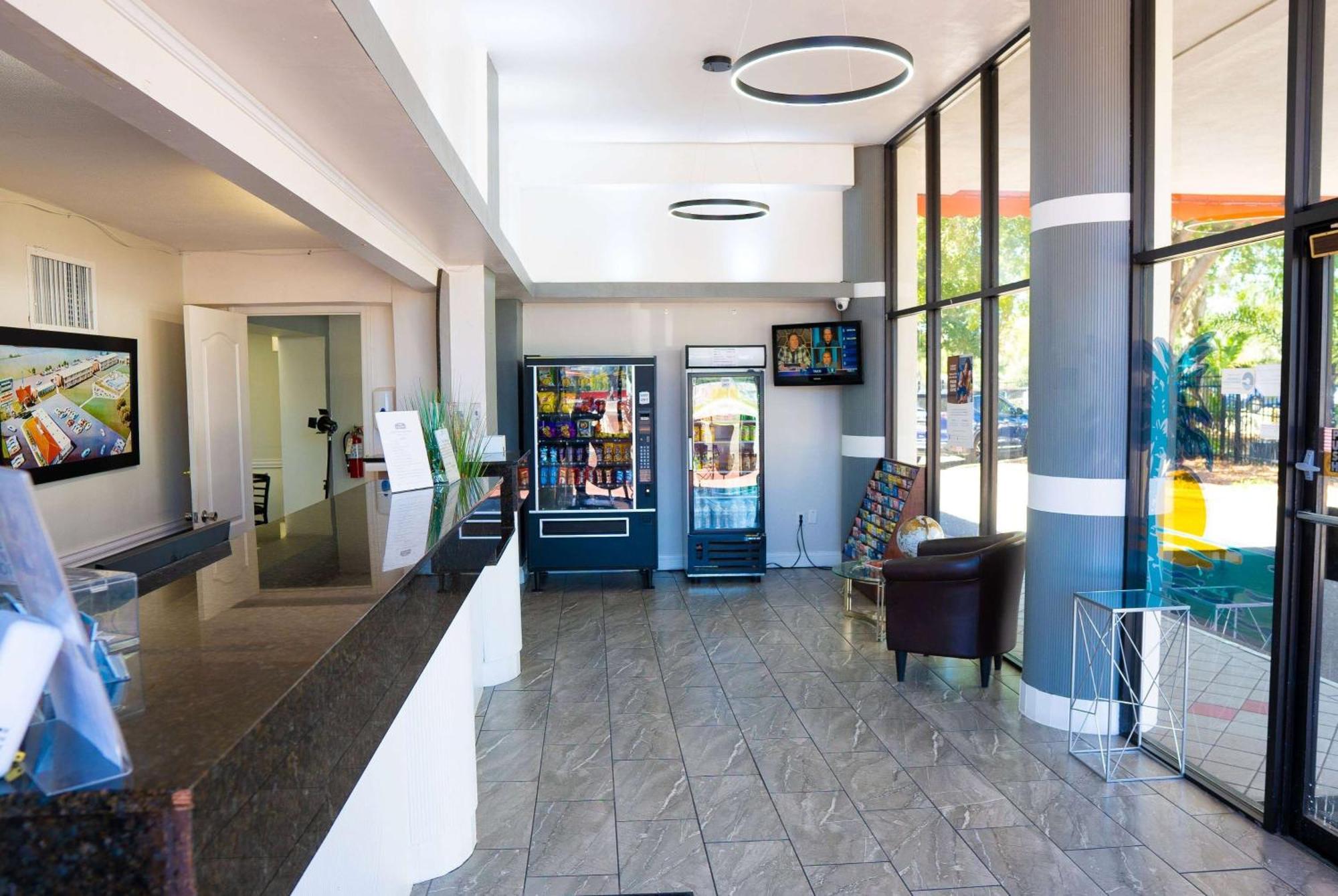 Howard Johnson By Wyndham Clearwater - Dunedin Extérieur photo