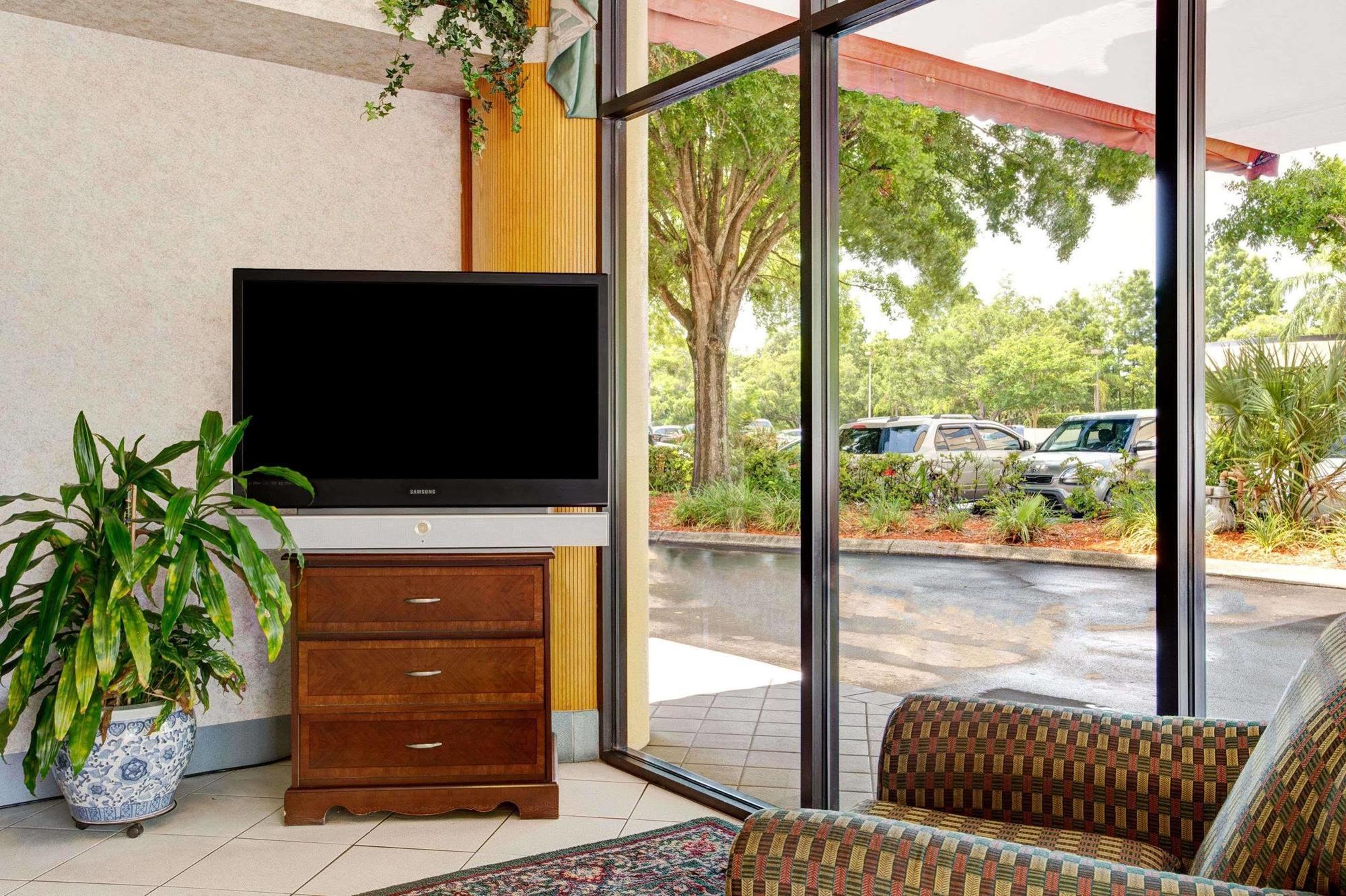 Howard Johnson By Wyndham Clearwater - Dunedin Extérieur photo
